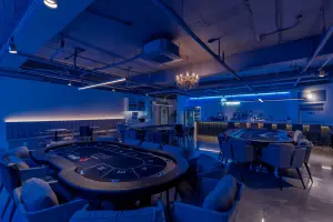 블루 무드와 샹들리에가 어우러진 프리미엄 홀덤펍